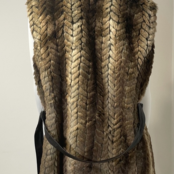 Like New. Liz Claiborne Faux Fur Vest. Size S/M. - Picture 4 of 4